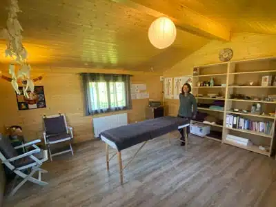 Je pratique le Shiatsu ainsi que les techniques manuelles associées (massage japonais Niki An, remise en forme, moxibustion, ventouses, kinésiologie des méridiens…)